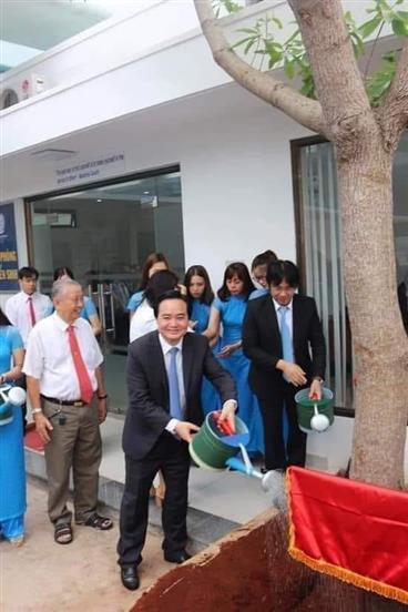 Hình ảnh trồng và tưới cây