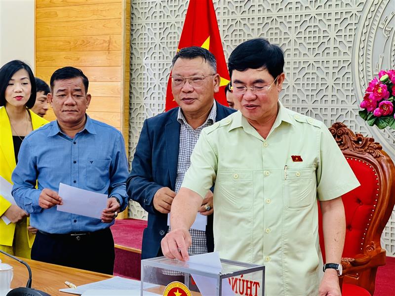 LÃNH ĐẠO TA AI CŨNG CÁ VƯỢT LONG MÔN, KHÔNG AI BỊ ĐIỂM THẤP !